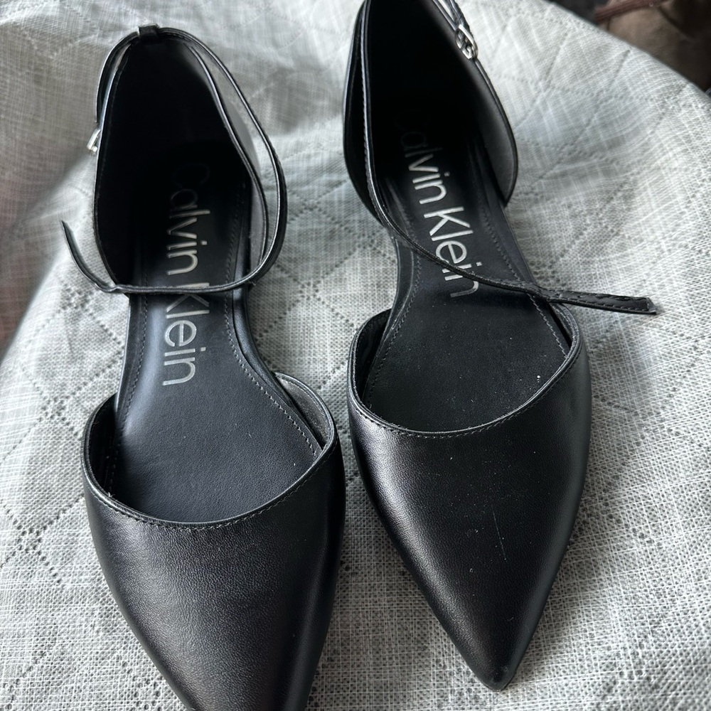 👀Calvin Klein Women's Black Pointed Toe Flats
